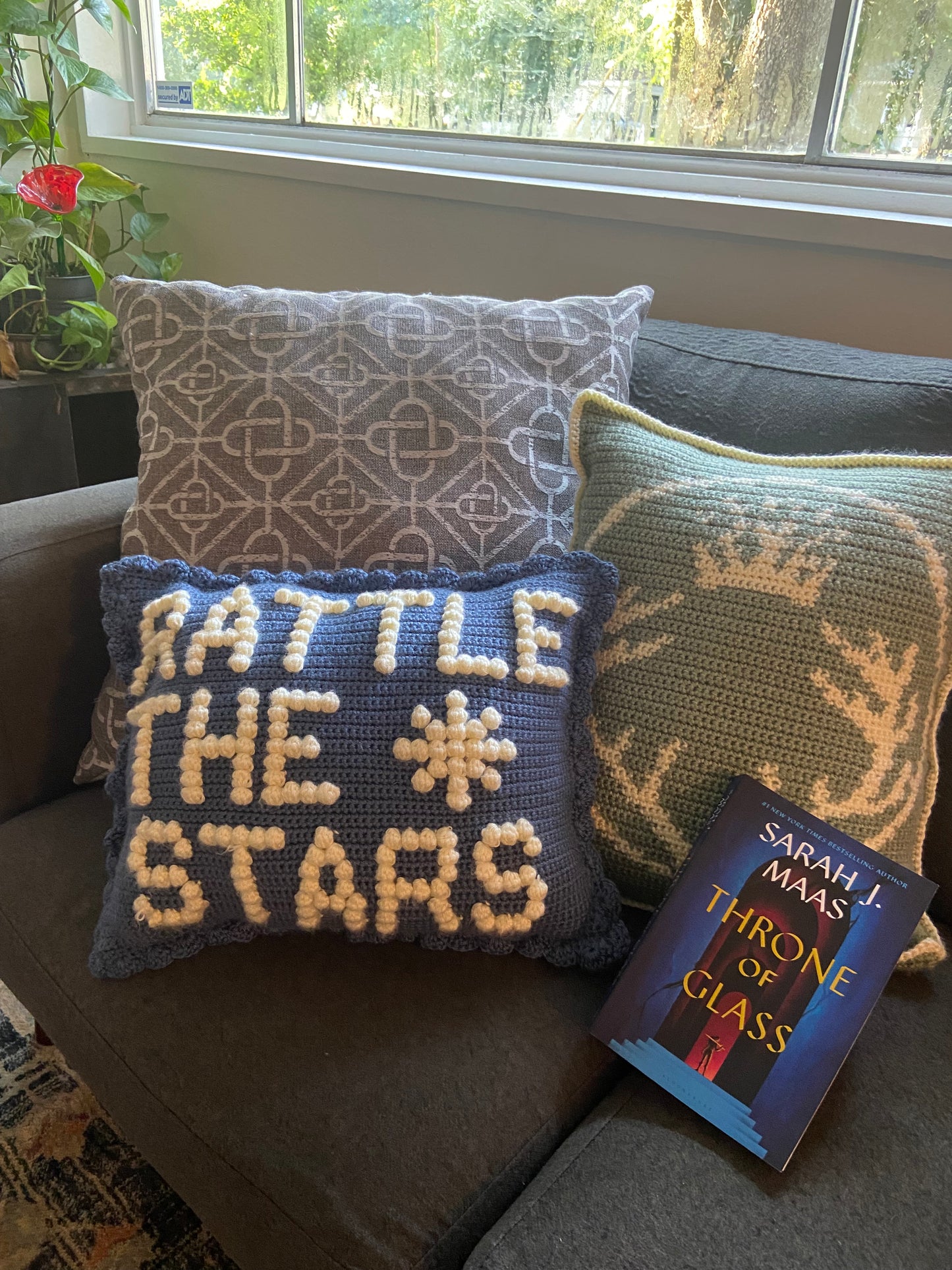 Terrasen Crest Tapestry Crochet Pillow Pattern
