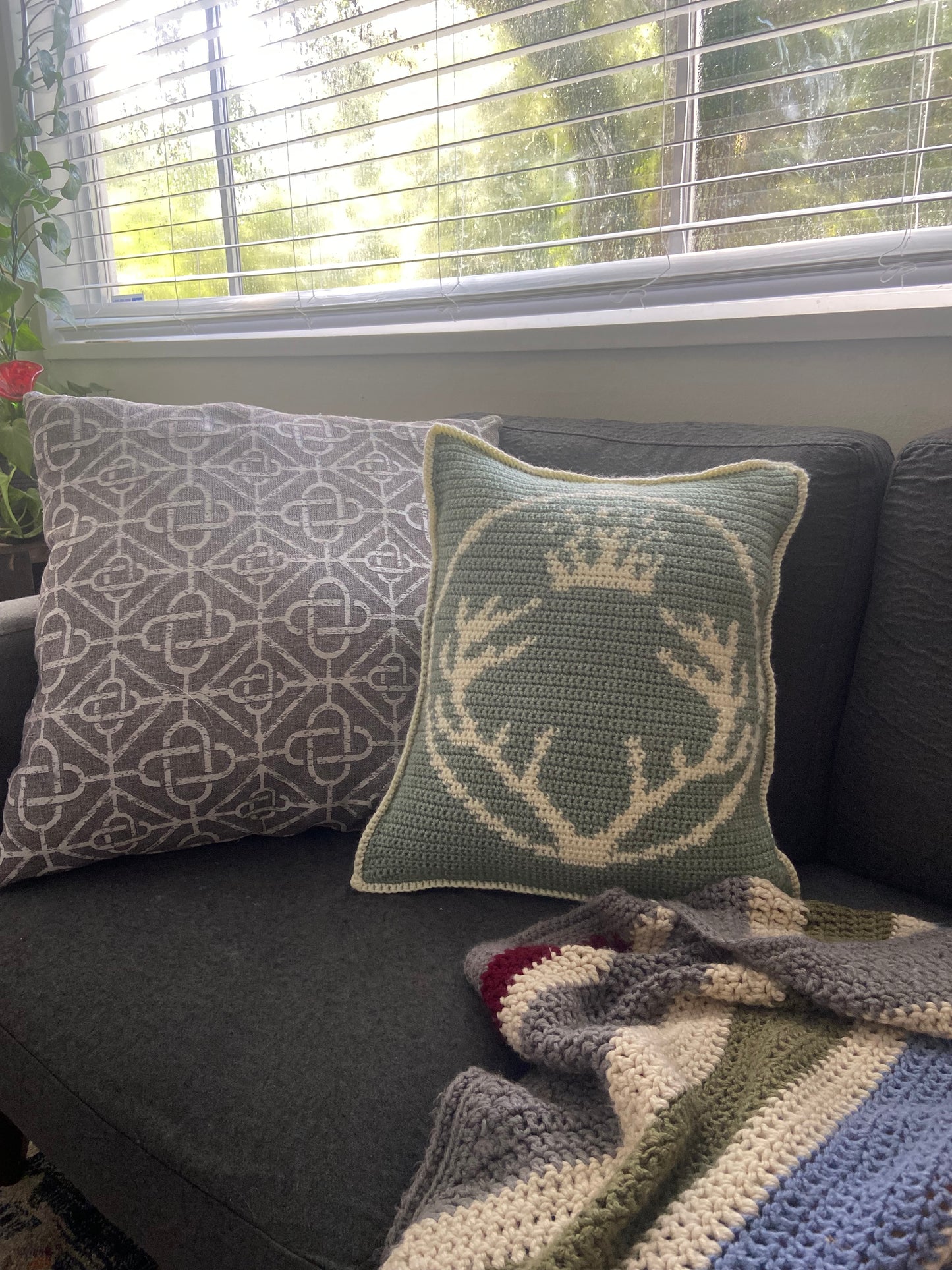 Terrasen Crest Tapestry Crochet Pillow Pattern