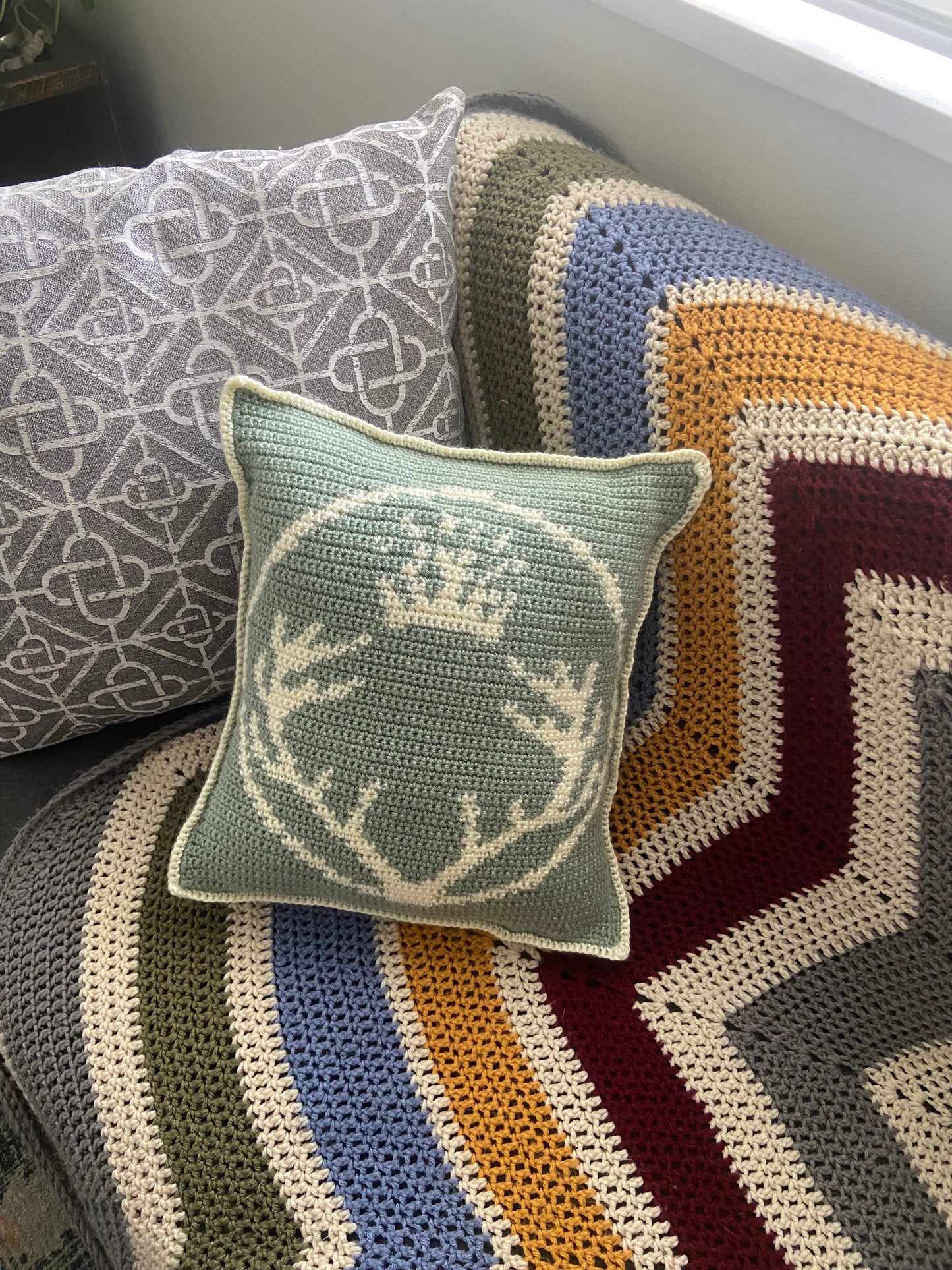 Terrasen Crest Tapestry Crochet Pillow Pattern