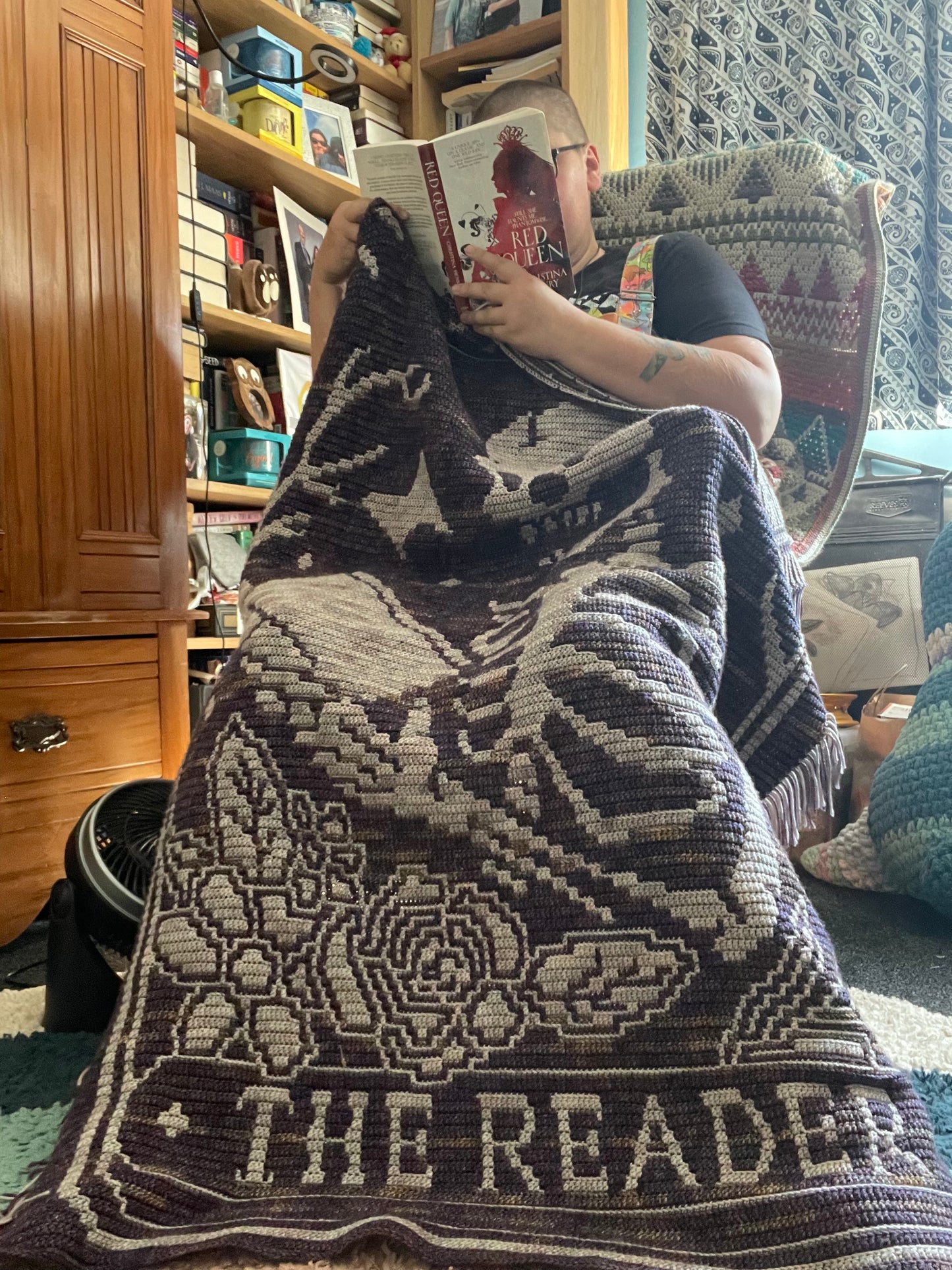 The Reader Tarot Dark Overlay Mosaic Crochet Graphghan Pattern